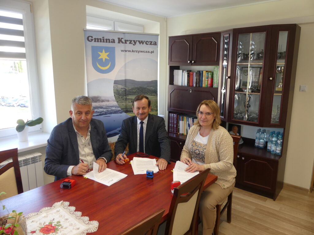 Podpisanie umowy na „Przebudowę, rozbudowę trzech dróg gminnych na terenie Gminy Krzywcza”