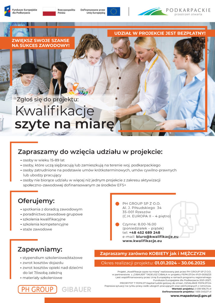 Plakat informujący o możliwości zgłoszenia się do projektu Kwalifikacje szyte na miarę. W projekcie mogą wziąć udział: osoby w wieku 15-89 lat, osoby, które uczą się lub pracują lub zamieszkują na terenie woj. podkarpackiego, osoby zatrudnione na podstawie umów krótkoterminowych, umów cywilno-prawnych lub ubodzy pracujący, osoby nie biorące udziału w więcej niż jednym projekcie z zakresu aktywizacji społeczno-zawodowej dofinansowanym ze środków EFS+. Przedstawia 6 osób, w tym dwie siedzi a pozostałe 4 osoby w pozycji stojącej przygląda się zapiskom na karkach papieru.