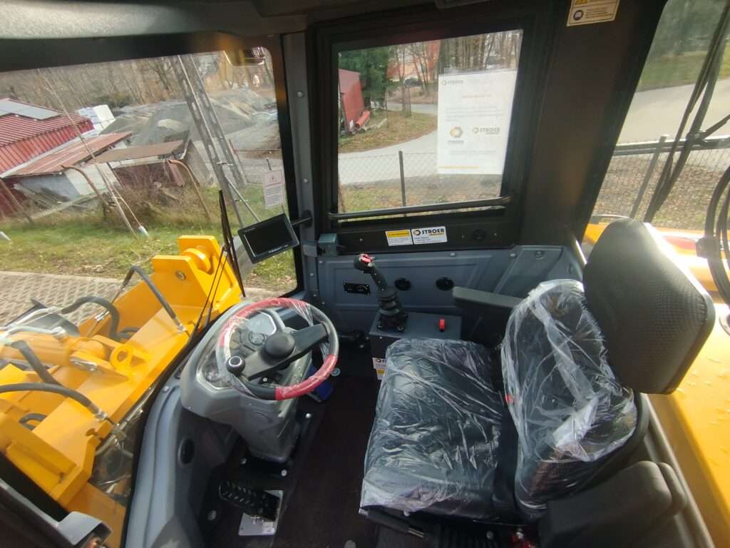 ładowarka kołowa - wnętrze kabiny